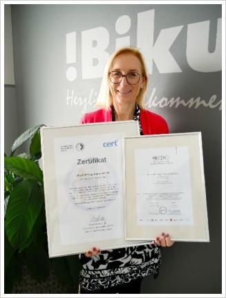 Geschäftsführerin Mag. Elisabeth Fuchsbauer mit Cert-NÖ und Ö-Cert Zertifizierungsurkunden